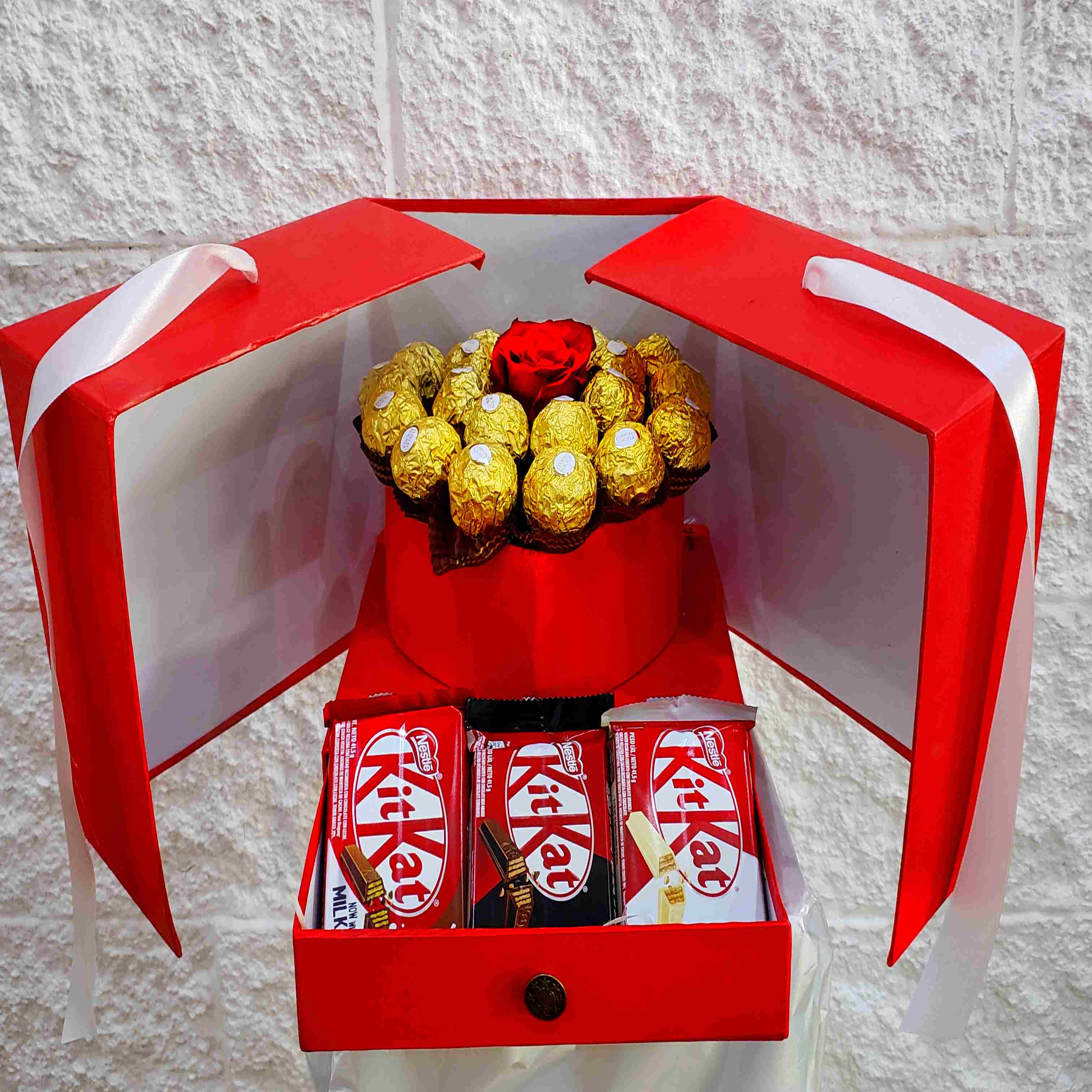 Envio y venta de flores ,rosas, plantas,arreglos florales ,regalos y desayunos a domicilio con delivery gratis en la Ciudad Autonoma de Buenos Aires y con costo de env�o en localidades del Gran Buenos Aires asi como delivery de flores y plantas a trav�s de florerias asociadas en todas las provincias de la Argentina, Buenos Aires, la Pampa, Tucuman, La Rioja, R�o Negro, Entre Rios, Corrientes, Misiones, Neuquen, Chubut, Tierra del Fuego, Santa Cruz, San Luis, Mendoza, Cordoba, Jujuy, Formosa, Santiago del Estero, Salta, Chaco, Catamarca ,San Juan, y ademas realizamos el delivery de flores ,coronas,palmas , plantas y regalos a todas las ciudades de Argentina, Mar del Plata, C�rdoba, Buenos Aires, con cargo en Santa Rosa, La Plata, Bella Vista, Neuquen, Pilar, Paran�, Posadas, Resistencia, Cipolleti y mas de 300 ciudades y localidades en todo el territorio de nuestro pa�s, asi como tambien tenemos la posibilidad de enviar flores a casi todo el mundo en cuestion de horas